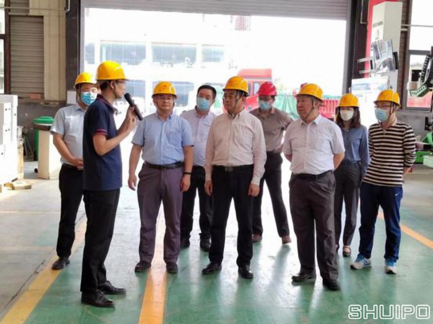 山東省科學院激光研究所所長賈中青、山東省機械設計研究院院長林江海帶領激光、高端裝備領域專家一行9人到水泊焊割實地調研 (已調整大小)