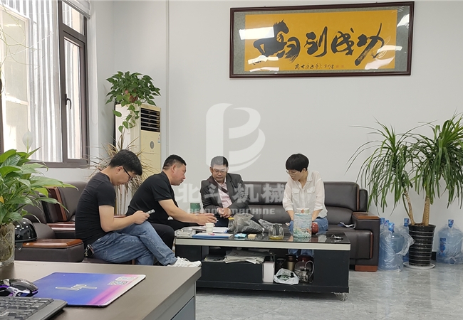 印尼客戶來北斗機械洽談炭化設備業(yè)務