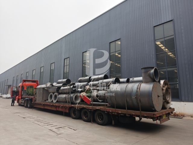 炭化設備配套組件正在裝車發貨